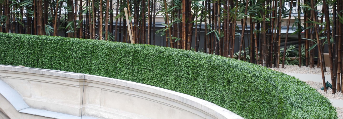 Artificial outdoor hedge