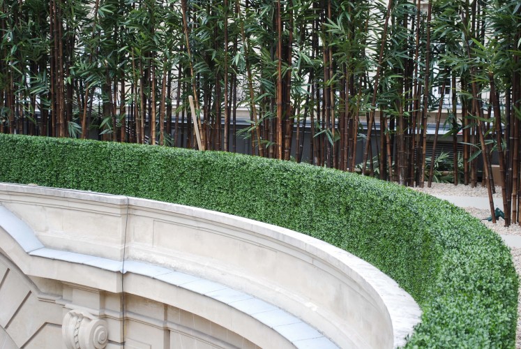 Artificial outdoor hedge