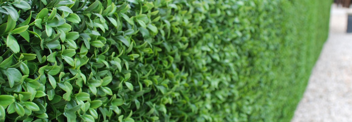 Artificial outdoor hedge