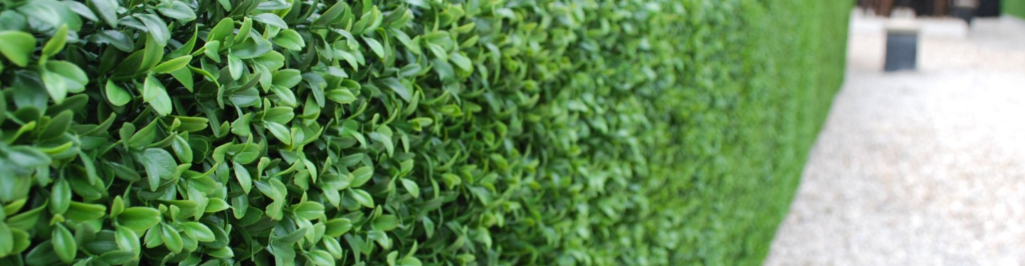 Artificial outdoor hedge